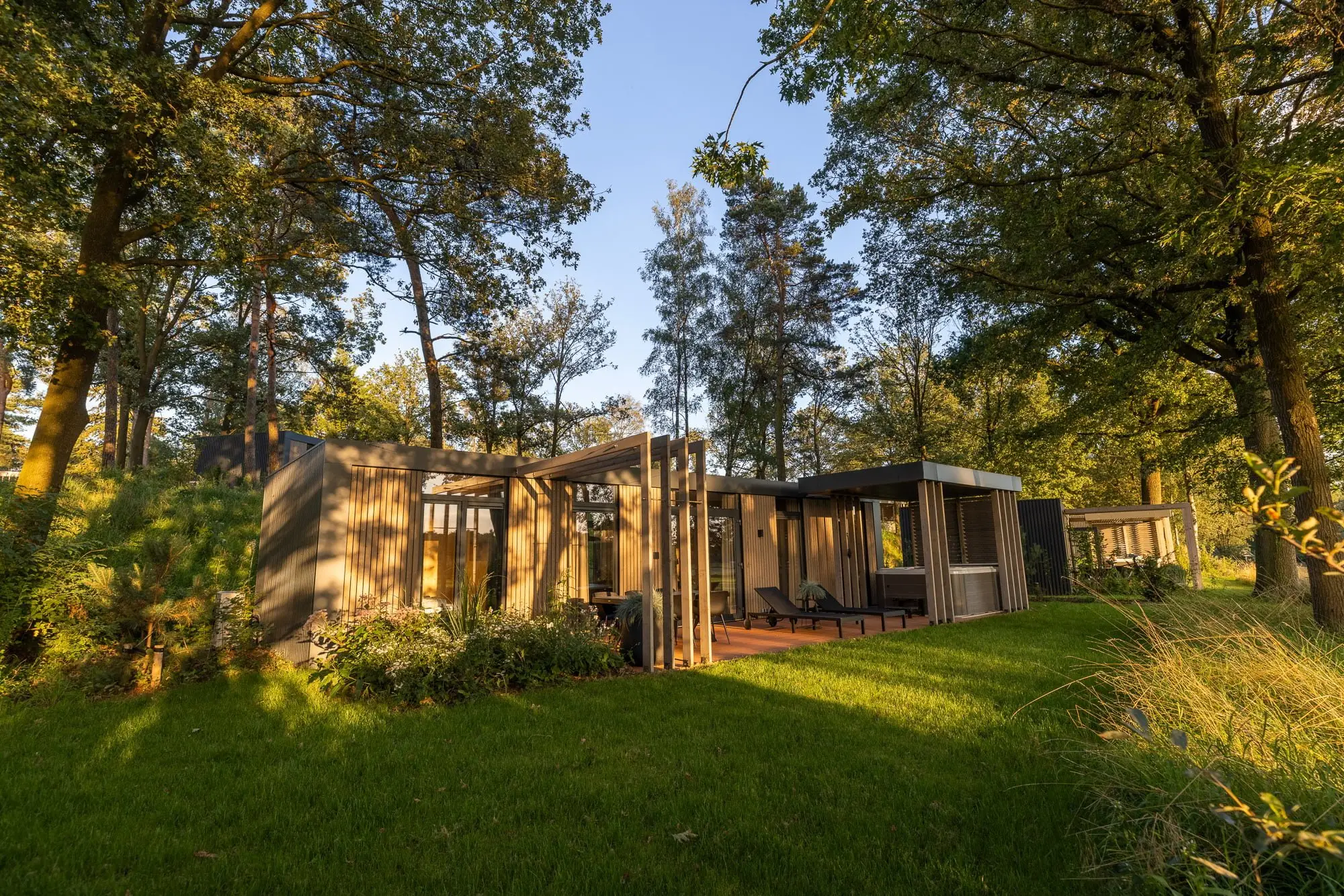 Luxuriöse Panorama-Lodge von „Zicht op Twente“ in waldreicher Umgebung bei Markelo mit Terrasse und Liegestühlen