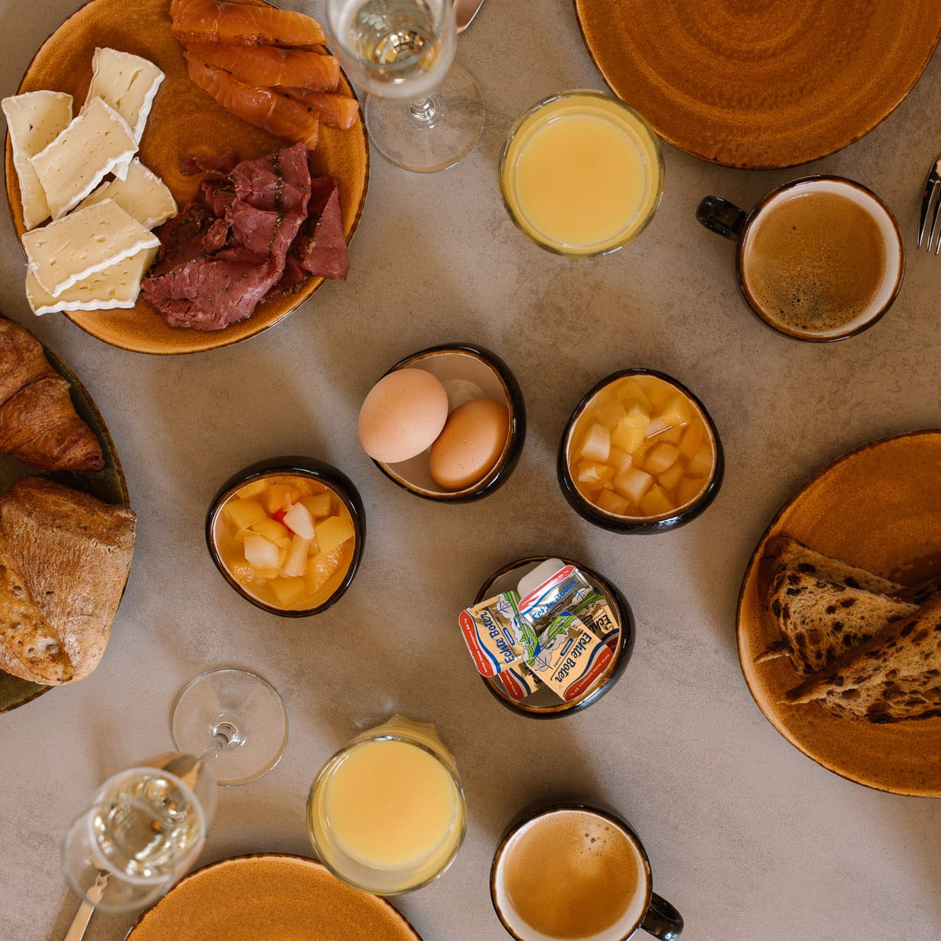 Uitgebreid ontbijt met croissants, kaas, vleeswaren, eieren, vers fruit en jus d'orange bij Zicht op Twente Lodges